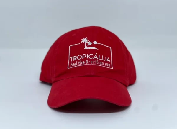 Bone estilo dad hat vermelho de frente