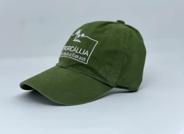 bone estilo dad hat cor verde militar de lado