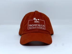 bone estilo dad hat laranja de frente