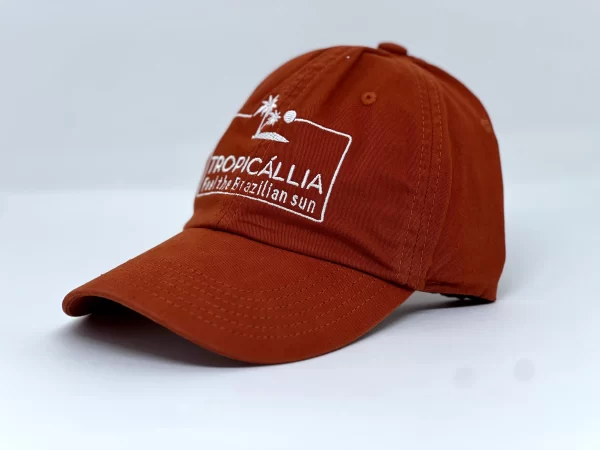 bone estilo dad hat laranja de lado