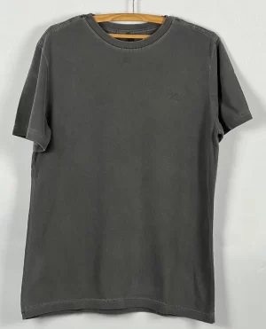 camiseta quadros estonada cinza estampa preta